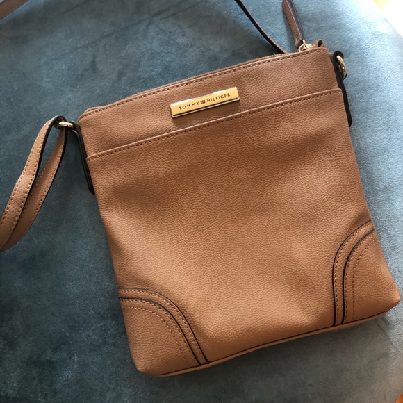 BRAND NEW Tommy Hilfiger Crossbody Bag - Picture 3 of 6